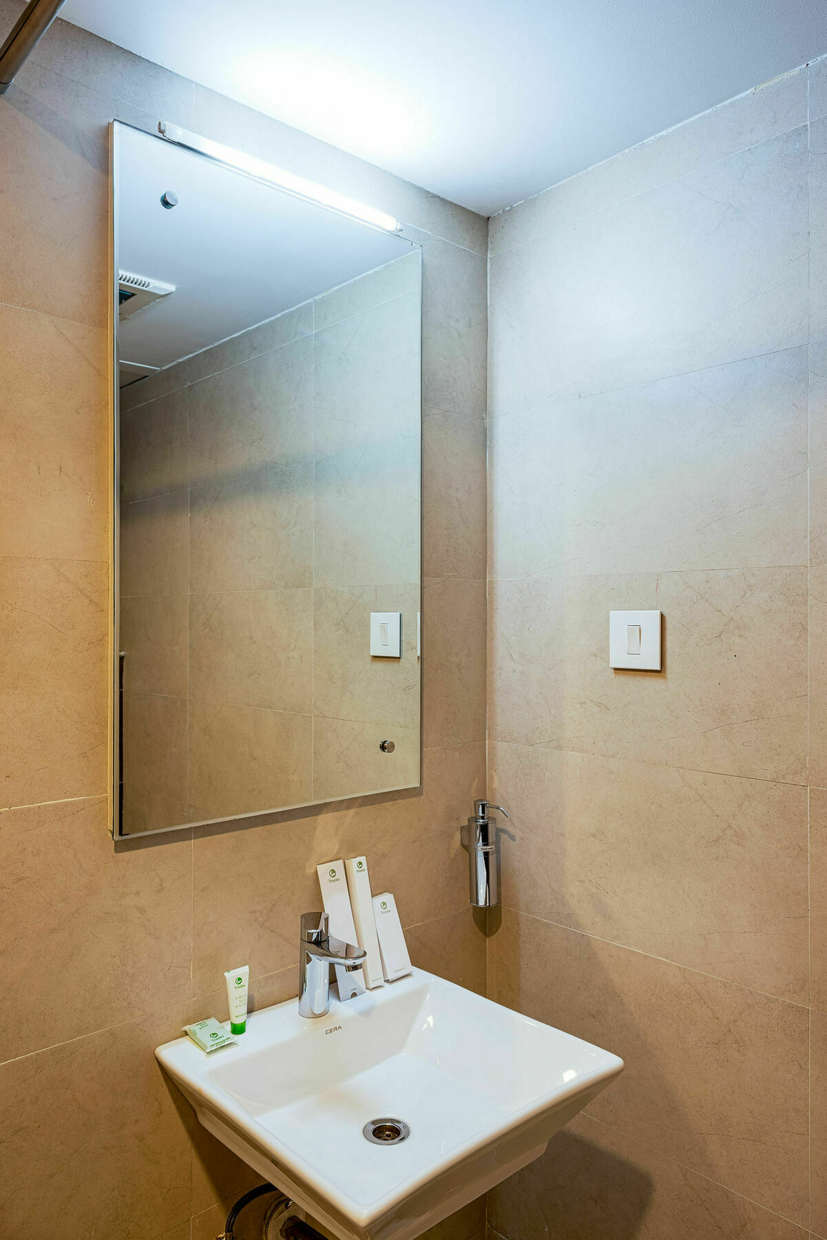 Treebo Fourth Avenue Hotel Ченай Екстериор снимка